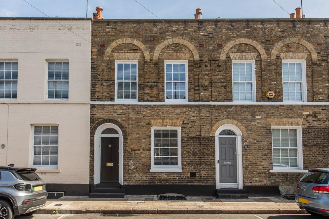 2 bed property in Belgrave Street, Stepney Green